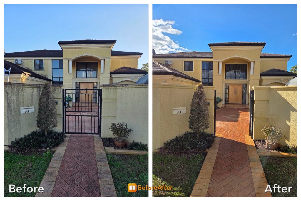 Softwash cleaning removing mould and dirt from rendered house walls on the Gold Coast